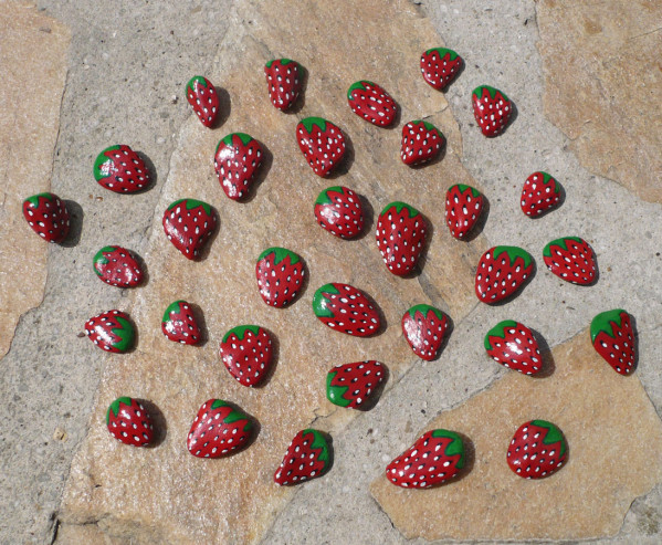 fraises-peinture-cailloux.jpg