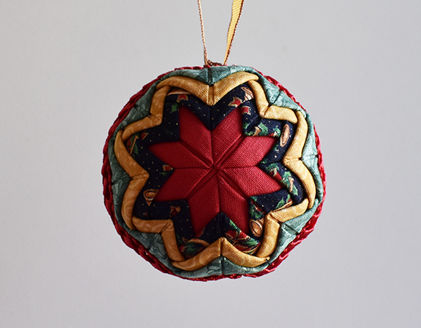 Boule patchwork aux couleurs de Noël - avec deux z